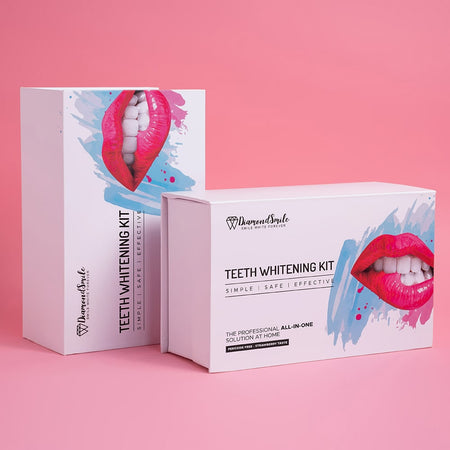 Twee Diamond Smile tandbleeksets voor thuisbleken, verpakt tegen een witte achtergrond