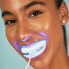 Vrouw met Diamond Smile Power+ Phone bleaching mondstuk LED spalk in mond